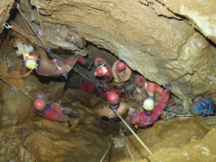 soccorso speleologico in un grotta