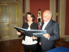 Scambio di doni tra Roberta Preziotti, prefetto di Macerata, e Antonio Pettinari, presidente della Provincia