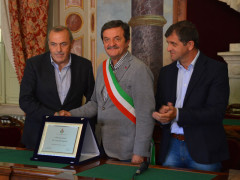 Il riconoscimento al mister Fabrizio Castori, originario di San Severino MArche, per la promozione in serie A con il Carpi