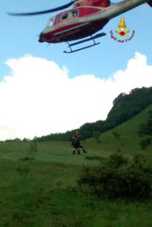 I Vigili del Fuoco di Macerata sono intervenuti a Bolognola, nella zona denominata “Coste Vetiche dei Monti Sibillini” per trarre in salvo due escursionisti ed il loro cane