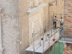 Rimozione dell'impalcatura dalla torre civica di Macerata