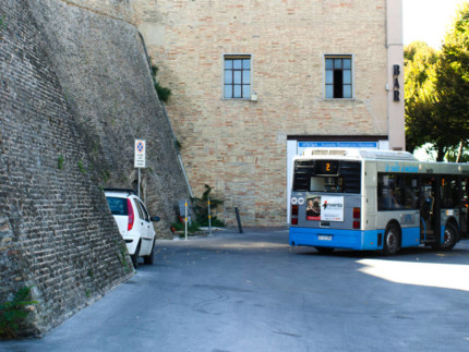 bus fermo a rampa Zara, a Macerata