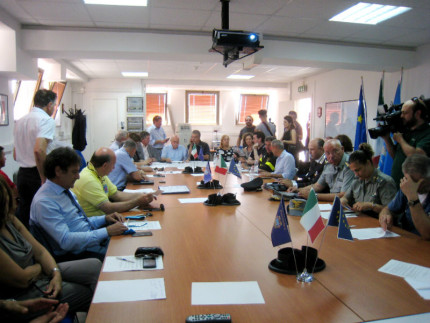 La riunione del Comitato provinciale di protezione civile di Macerata a seguito dell'incendio alla Cosmari di Tolentino