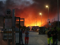 L'incendio all'impianto dei rifiuti del Cosmari a Piane di Chienti