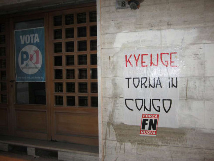 La diffamazione scritta dul muro del PD Macerata da parte di Forza Nuova nei confronti dell'allora ministro Cecile Kyenge