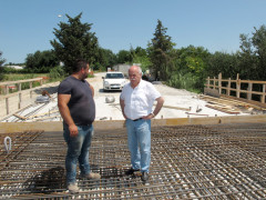 Sopralluogo del presidente della Provincia maceratese Antonio Pettinari al ponte sul torrente Fiastra, a Colbuccaro.