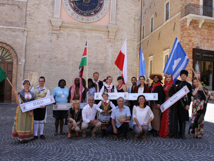 Una rappresentanza dei gruppi che partecipano alla 22^ edizione del "Festival Internazionale del Folklore" è stata ricevuta nel municipio del Comune di Macerata