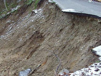 Il Comune di San Severino Marche ha affidato i lavori di ripristino della strada Sassuglio - San Pacifico interessata da un grave smottamento