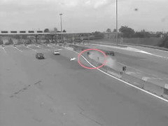 La scena dell'incidente in un video diramato dalla Polstrada di Ravenna: si vede un’Audi A3, fuori controllo, che arriva a forte velocità al casello del raccordo A-14 di Cotignola, in provincia di Ravenna.
