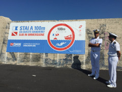 Lo striscione sulla sicurezza in mare al porto di Civitanova Marche