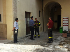 Forze dell'ordine al lavoro per i rilievi sulle lettere agli uffici di S.Severino Marche e Caldarola