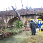Operazioni di pulizia del ponte S.Antonio sul fiume Potenza a San Severino Marche
