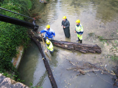 Operazioni di pulizia del ponte S.Antonio sul fiume Potenza a San Severino Marche