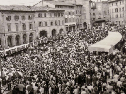 piazza del Popolo a San Severino Marche in una foto degli anni '70