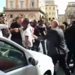 Un momento della protesta in via Cavour a Macerata