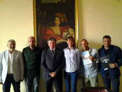 nella foto da sinistra: Mario Foglia Pallanuoto Tolentino, Francesco Pio Colosi Consigliere delegato allo Sport, Sindaco Giuseppe Pezzanesi, Arianna Carla Ufficio Stampa Arena Italia, Luca Moroni Sport Sponsoring manager, Stefano Gobbi Presidente Assm spa