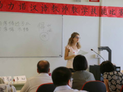 la professoressa dell’Istituto Confucio di Macerata Francesca Gesù durante la lezione tenuta nel corso della gara