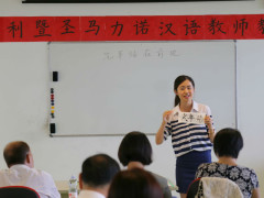 la professoressa dell’Istituto Confucio di Macerata Chen Chen durante la lezione tenuta nel corso della gara