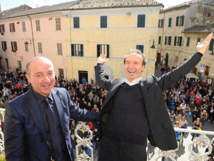 Bagno di folla per Roberto Benigni ad Apiro