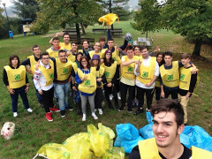 Gli studenti delle classi terze dell'Istituto Agrario Giuseppe Garibaldi di Macerata hanno aderito alla campagna di Legambiente "Puliamo il mondo" sistemando l'area Sasso d'Italia