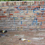 L'imbrattamento vandalico del vicolo Salnitrari a Tolentino