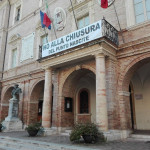 Nella foto: lo striscione appeso al balcone del Municipio di San Severino Marche