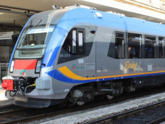 Uno dei treni "swing" immesso sulla linea ferroviaria Civitanova Marche - Albacina da Trenitalia