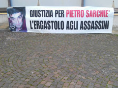 Cartelli e striscioni davanti al tribunale di Macerata prima dell'udienza sull'omicidio del commerciante Pietro Sarchiè