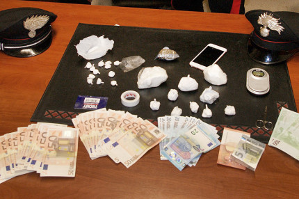 La droga e i contanti sequestrati dai Carabinieri di Civitanova Marche