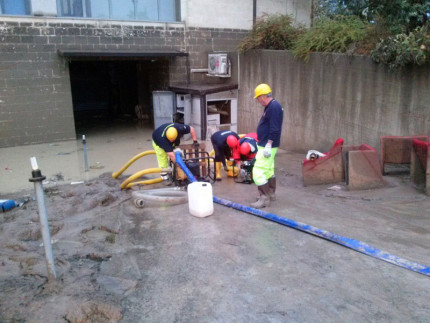 La squadra del nucleo di Protezione civile di San Severino Marche al lavoro per un allagamento (foto di repertorio)