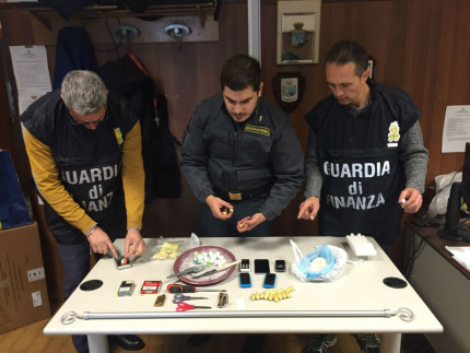 Il sequestro di materiali e droga da parte della Guardia di Finanzandi Porto Recanati