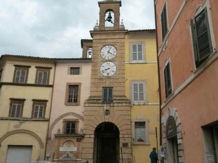 San Severino Marche: la torre dell'orologio. Foto di Carlo Leone per MacerataNotizie.it