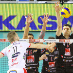 Il muro dei giocatori della Cucine Lube Banca Marche Civitanova contro Trento