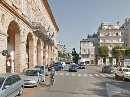 Il municipio di Civitanova Marche e parte della piazza XX Settembre