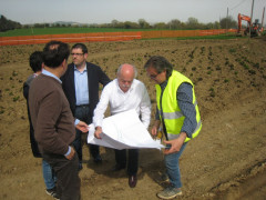 Pettinari, Fiordomo e i tecnici sul luogo della rotatoria a Fontenoce di Recanati