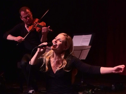 Maria Laura Baccarini e il violinista Régis Huby in “Gaber, io e le cose”