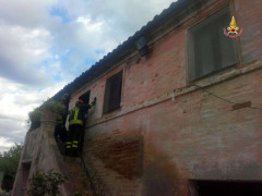 L'intervento dei Vigili del fuoco per un incendio in un casolare a Recanati