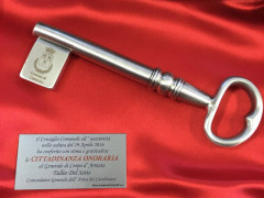 La chiave della città di Camerino per il generale Tullio Del Sette, simbolo della cittadinanza onoraria