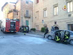 L'intervento dei Vigili del Fuoco a Montefano per l'incendio a un'autovettura