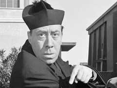 L'attore Fernandel, ovvero Fernand Joseph Desiré Contantin, nei panni di don Camillo