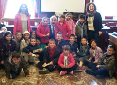 i bambini della seconda classe della scuola Anna Frank di Villa Potenza con il sindaco Carancini