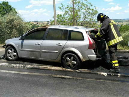 Vigili del Fuoco al lavoro per l'incendio a un'auto in via Pancalducci, a Macerata