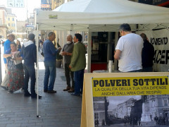 Il banchetto per la raccolta firme a Macerata sui controlli alle polveri sottili