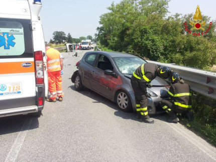 L'intervento di 118 e Vigili del fuoco nel luogo dell'incidente nei pressi di Corridonia