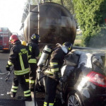 L'incendio scoppiato dopo l'incidente tra un'automobile e un autoarticolato sulla A14