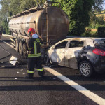 L'incendio scoppiato dopo l'incidente tra un'automobile e un autoarticolato sulla A14