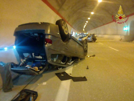Una delle due auto coinvolte nell'incidente in galleria a Serravalle di Chienti, lungo la SS77
