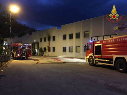 L'intervento dei Vigili del fuoco per spegnere l'incendio in una falegnameria a San Severino Marche
