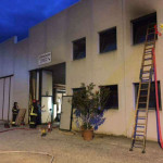 L'intervento dei Vigili del fuoco per spegnere l'incendio in una falegnameria a San Severino Marche