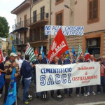 I 71 dipendenti del cementificio Sacci di Castelraimondo hanno manifestato contro il rischio di chiusura dello stabilimento